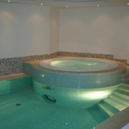 Luxe whirlpool